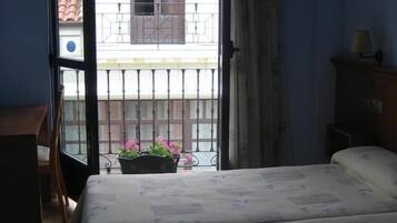 Escritorio, tabla de planchar con plancha, camas supletorias y Internet