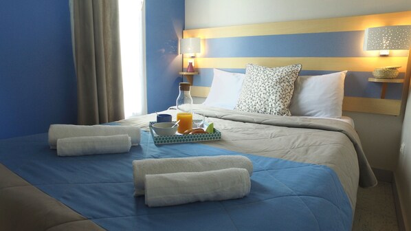 Free cots/infant beds, bed sheets