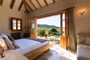 Caja de seguridad en la habitación, wifi gratis y ropa de cama