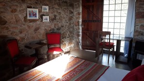 Decoración personalizada, muebles diferentes y wifi gratis 