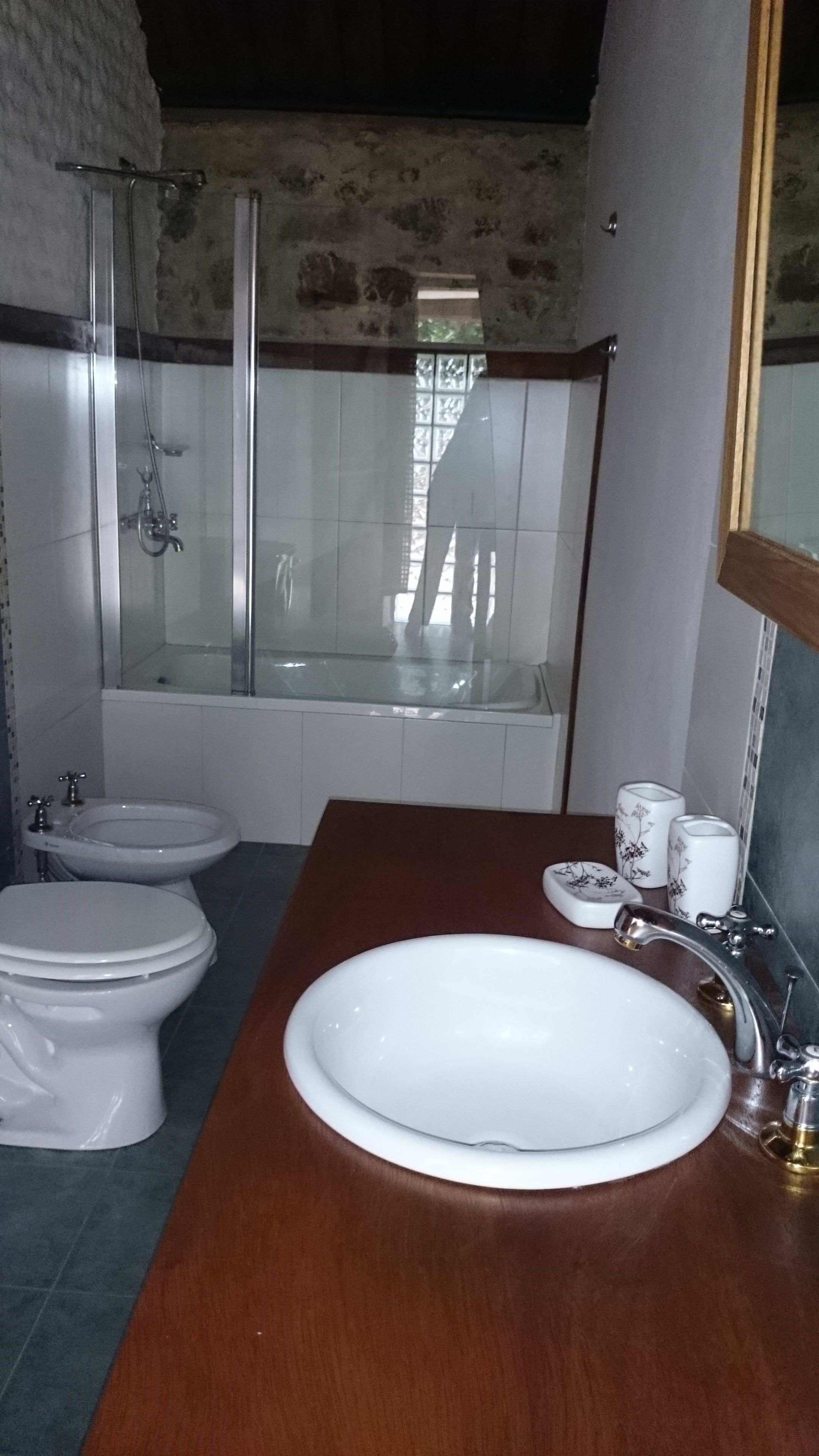 Kahden hengen huone, näköala puutarhaan | Kylpyhuone | Suihku, sadesuihkupää, ilmaiset hygieniatuotteet, kylpytakit