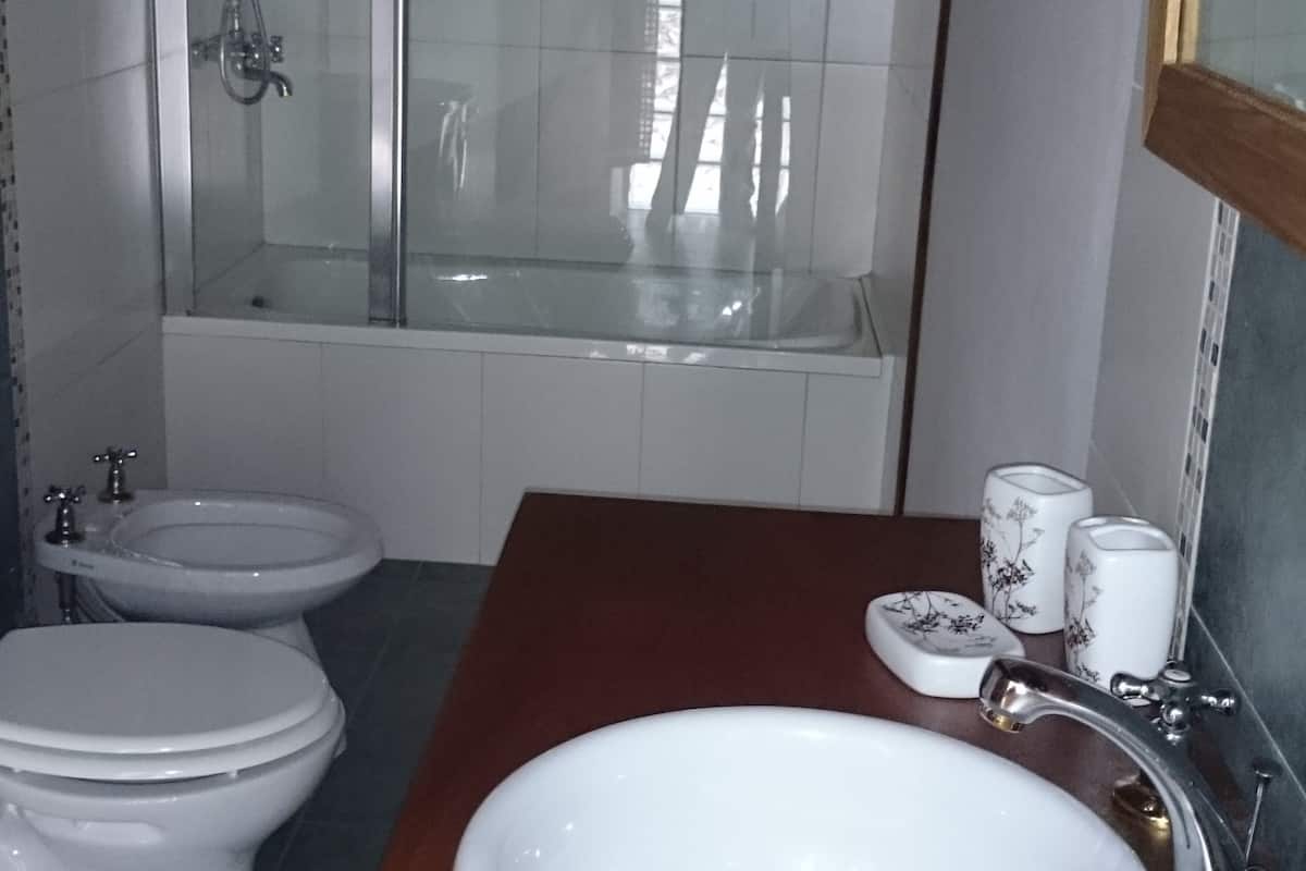 Dubbelrum - utsikt mot trÀdgÄrden | Badrum | Dusch, regndusch, gratis toalettartiklar och badrock