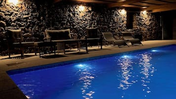 Una piscina cubierta