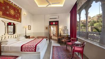 Minibar, escritorio, wifi gratis y ropa de cama