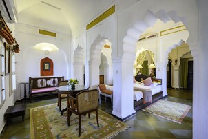 Heritage Royal	 | Minibar, desk, free WiFi, bed sheets