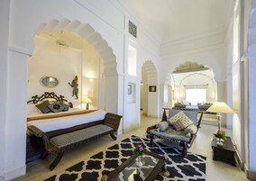 Heritage Royal	 | Minibar, desk, free WiFi, bed sheets