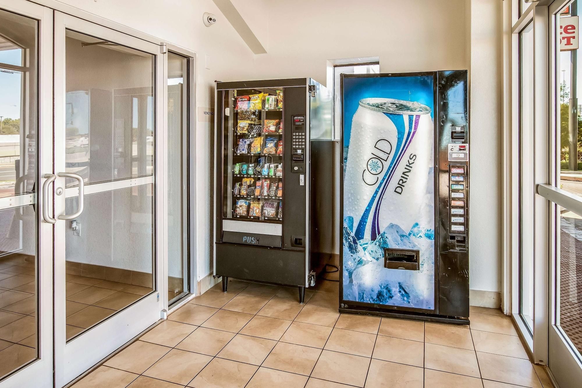 Un espace équipé d’un distributeur automatique proposant un choix de collations et de boissons, ainsi qu’un bouton-poussoir pour demander de l’aide.