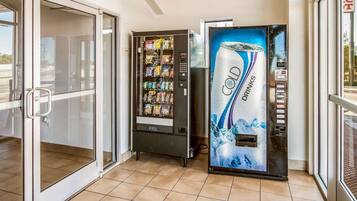 Un espace équipé d’un distributeur automatique proposant un choix de collations et de boissons, ainsi qu’un bouton-poussoir pour demander de l’aide.