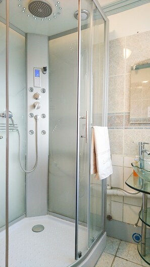 Shower, free toiletries