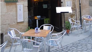Un restaurant rustique avec une terrasse.