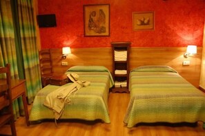 Värdeförvaringsskåp på rummet och mörkläggningsgardiner