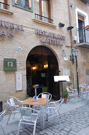 A rustic restaurant with outdoor seating. - Hostal Rural Bidean (Puente La Reina)