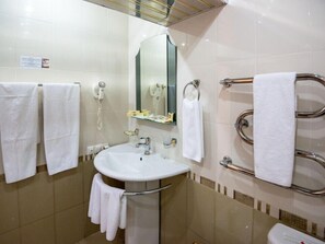 ห้องสวีท | ห้องน้ำ | ของใช้ในห้องน้ำฟรี, ไดร์เป่าผม, เสื้อคลุมอาบน้ำ, รองเท้าสวมภายในห้อง