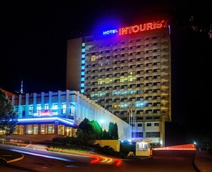 ด้านหน้าที่พัก - ตอนเย็น/กลางคืน