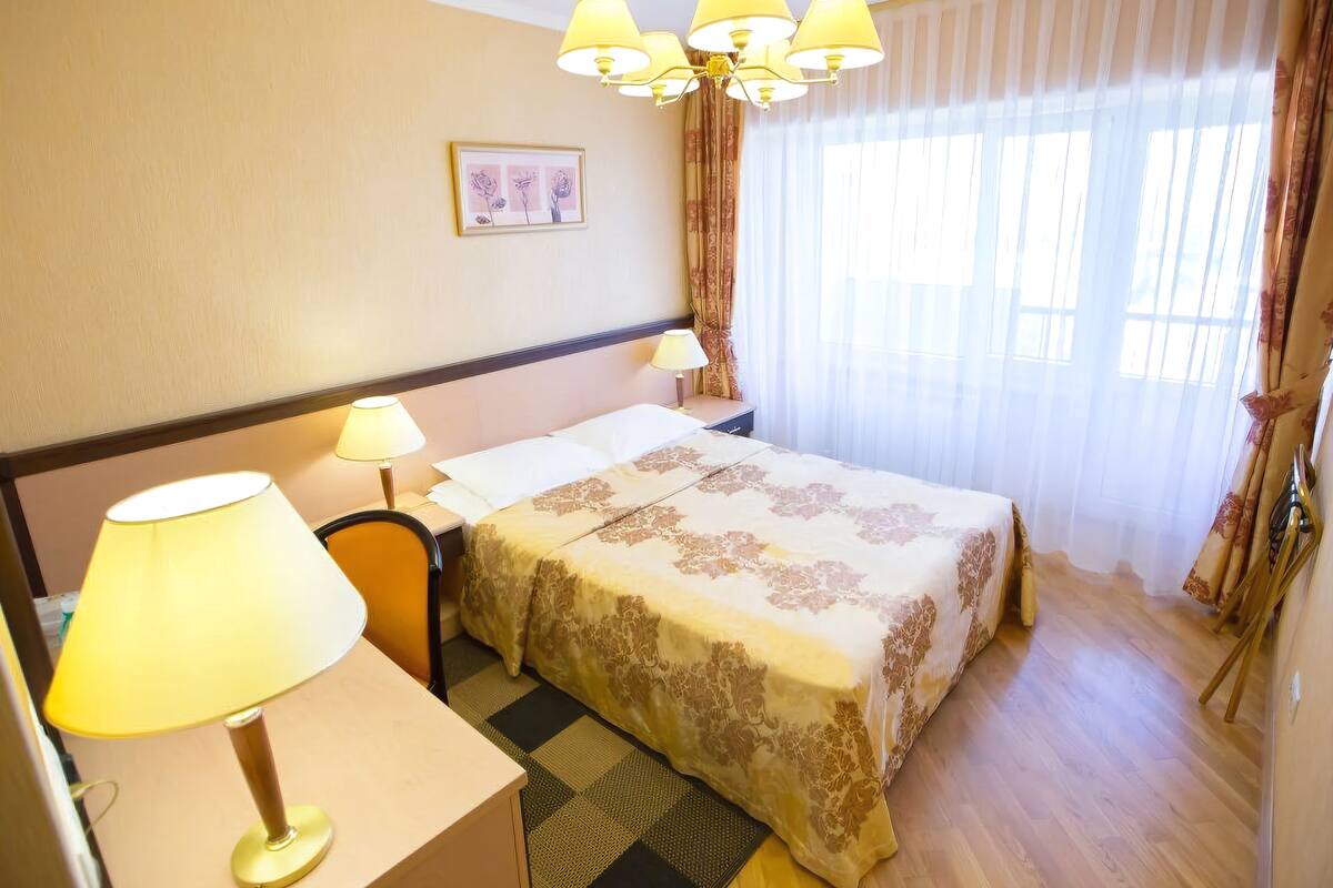 Chambre Affaires double ou avec lits jumeaux | Literie de qualité, bureau, fer et planche à repasser