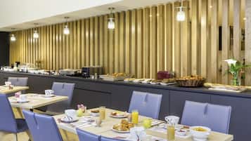 Tägliches Frühstücksbuffet (15 EUR pro Person)