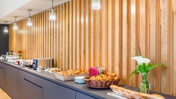 Petit déjeuner buffet servi tous les jours en supplément