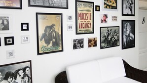 A wall with various framed movie posters and photographs. - ARCO Apartasuites (Cali)