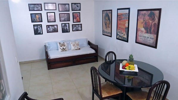 Studio Suite 13 | Essbereich im Zimmer