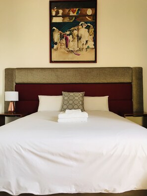 Deluxe Queen Room 1 (External Private Bathroom) | Hypo-allergenic bedding, laptop workspace, iron/ironing board, free WiFi - Larq'a Park Rooms (Lima)