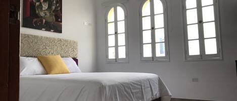 Hypo-allergenic bedding, laptop workspace, iron/ironing board, free WiFi