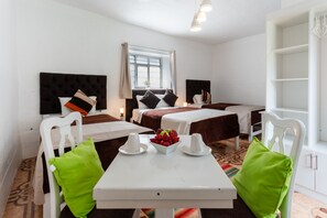 Quarto triplo | Roupas de cama premium, Wi-Fi de cortesia, roupa de cama