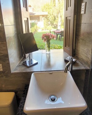 Shower, rainfall showerhead, free toiletries, hair dryer - RHOUSE Calca (Calca)