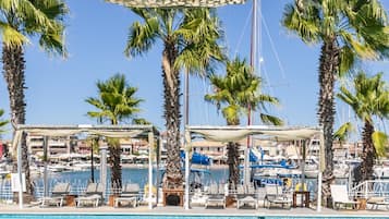Daily buffet breakfast (EUR 12.00 per person)