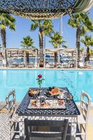 Πρωινό σε μπουφέ καθημερινά (12.00 EUR/άτομο)