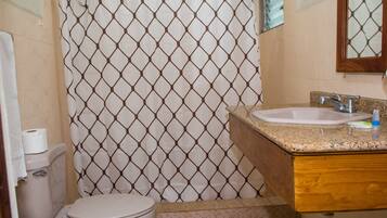 Double Room | Bathroom | Shower, towels