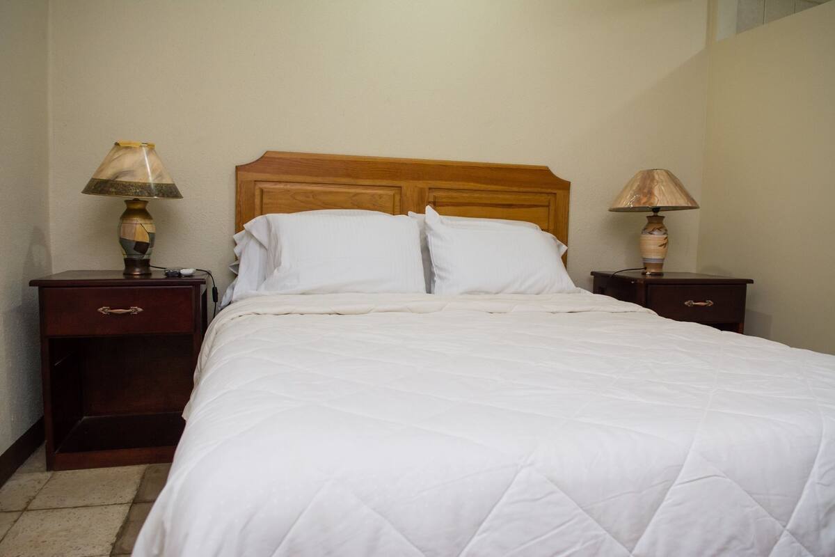 Tweepersoonskamer, 1 queensize bed | Een kluis op de kamer, geluiddichte muren, gratis wifi
