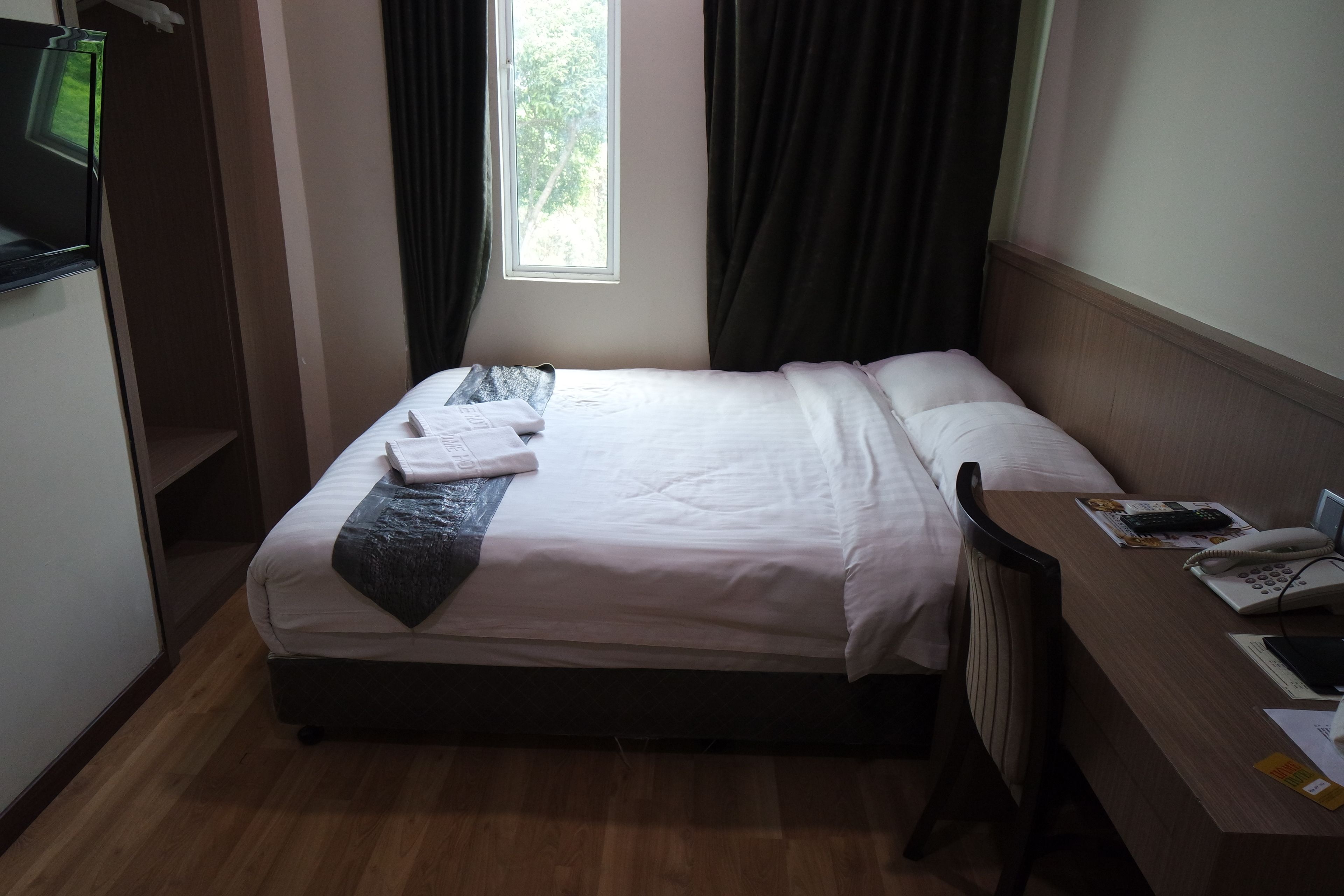 deluxe room | desk, iron/ironing board, free wifi