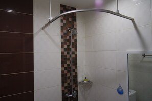 Quarto superior | Banheiro | Chuveiro, produtos de toalete grátis, secador de cabelo 
