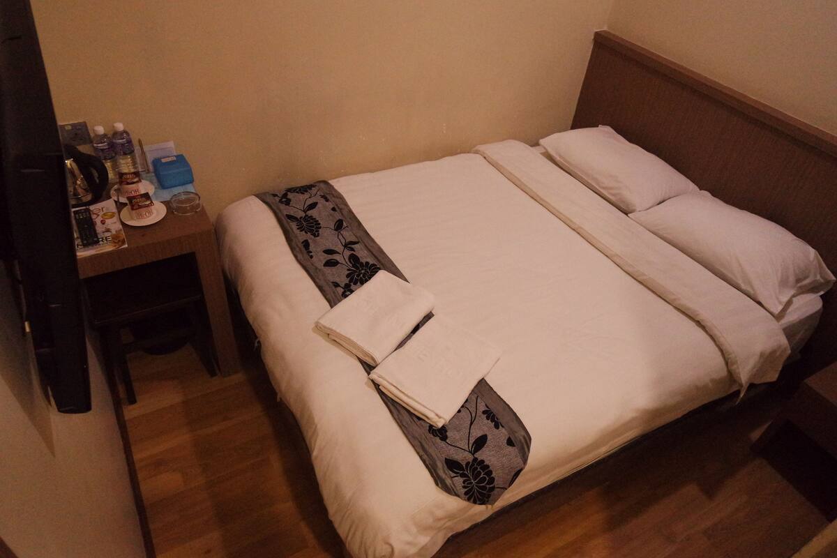 Standard Room | Desk, iron/ironing board (on request), WiFi (free)