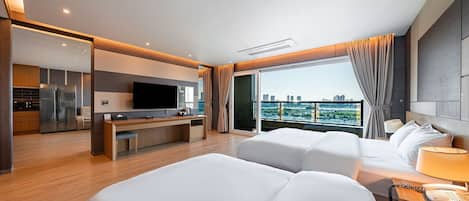 套房, 阳台 (Front View) | 办公桌、遮光窗帘、隔音、免费 WiFi