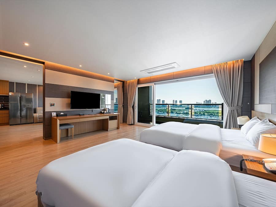 Suite, Balcony (Front View)