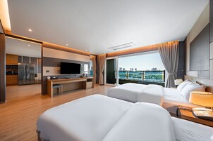 Suite, balcon (Front View) | Bureau, rideaux occultants, chambres insonorisées, Wi-Fi gratuit