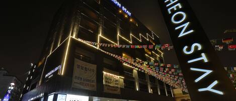 Fassade der Unterkunft – Abend/Nacht