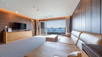 Family Suite, Balcony (Front View) | 1 bedroom, desk, blackout drapes, soundproofing