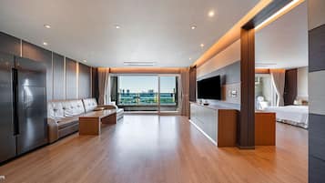 Suite, balcón (Front View) | Escritorio, cortinas blackout, insonorización y wifi gratis