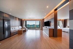 Suite, balcone (Front View) | Una scrivania, tende oscuranti, insonorizzazione, Wi-Fi gratuito