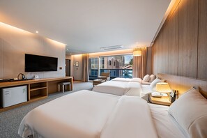 Zimmer, Balkon (Single Triple / Rear View) | 1 Schlafzimmer, Schreibtisch, Verdunkelungsvorhänge