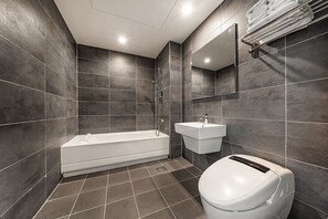 Duschwanne, kostenlose Toilettenartikel, Haartrockner, Bademäntel
