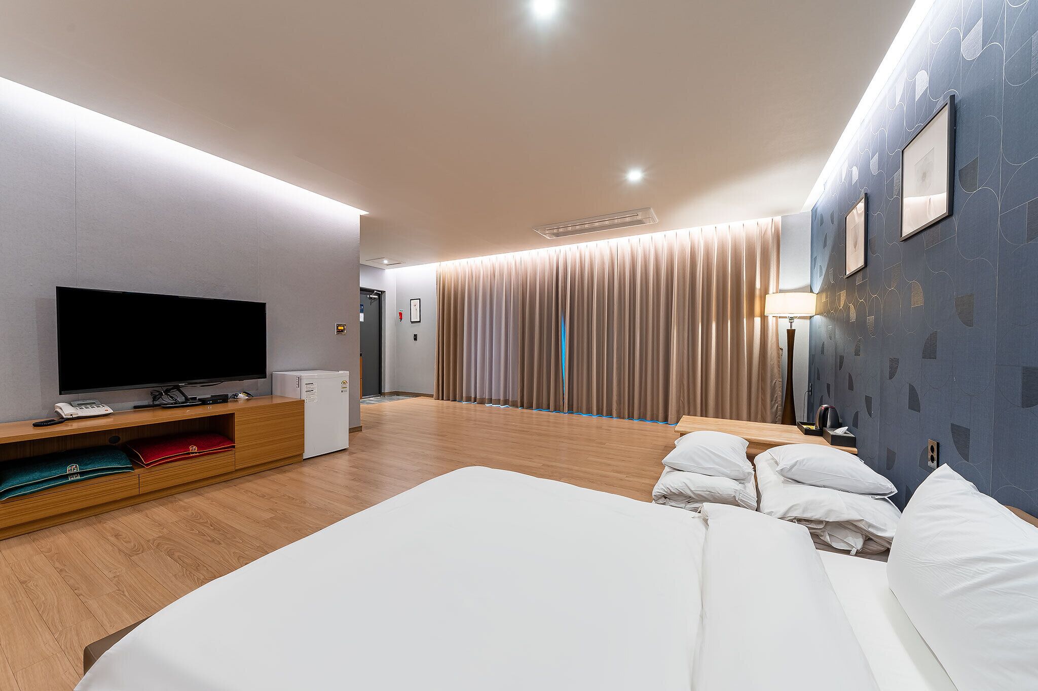 traditional quadruple room, balcony (rear view) | desk, blackout curtains, soundproofing, free wifi