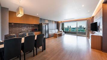 Suite, balkong (Front View) | Skrivebord, blendingsgardiner, lydisolert og wi-fi (inkludert)