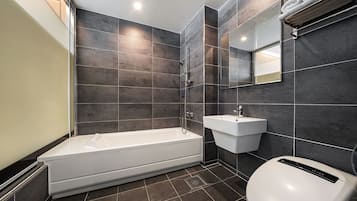 Deluxe-Zweibettzimmer, Balkon (Front View) | Badezimmer | Duschwanne, kostenlose Toilettenartikel, Haartrockner, Bademäntel
