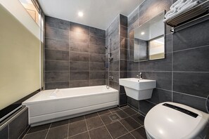 Kamar Twin Deluks, balkon (Front View) | Kamar mandi | Kombinasi shower/bathtub dan perlengkapan mandi gratis