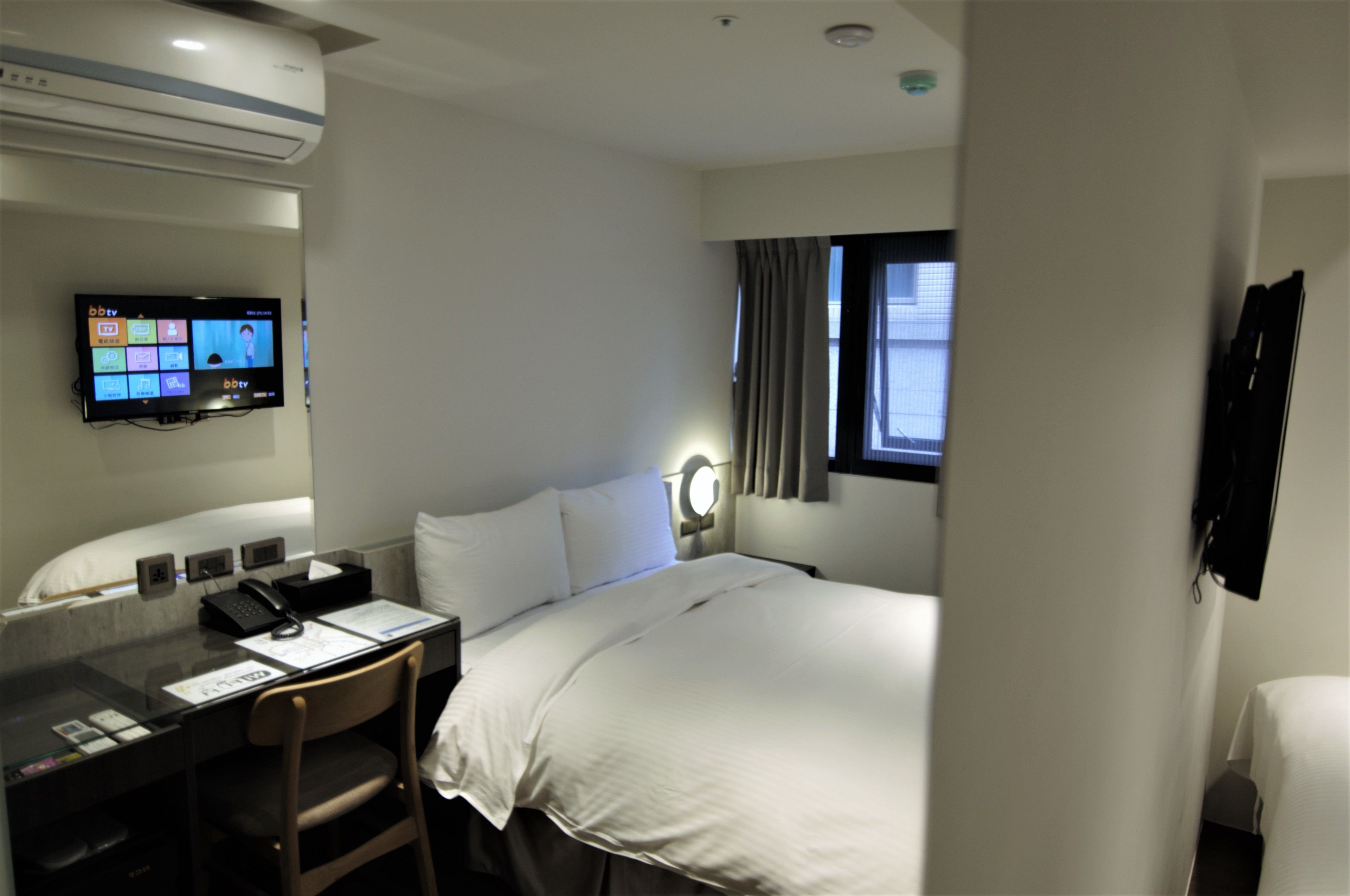 design double room | desk, soundproofing, free wifi, bed sheets