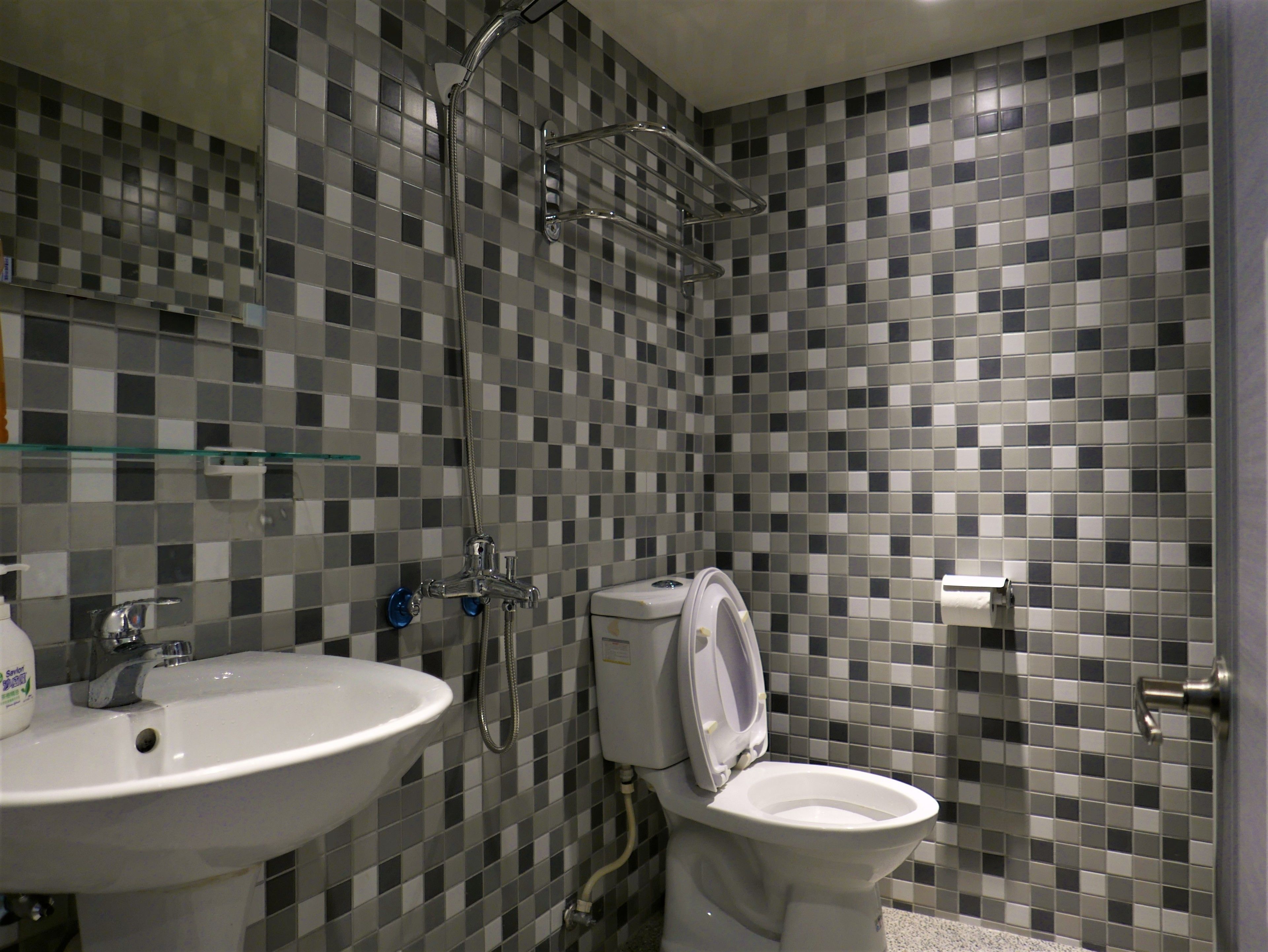 triple room, no windows | bathroom | towels