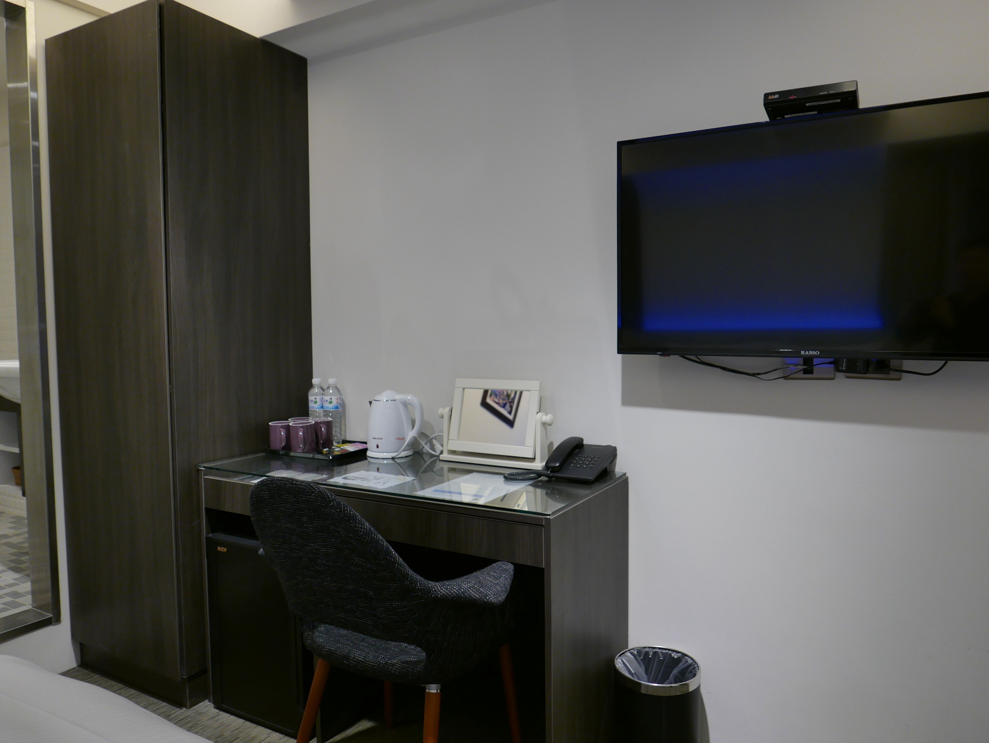 desk, soundproofing, free wifi, bed sheets